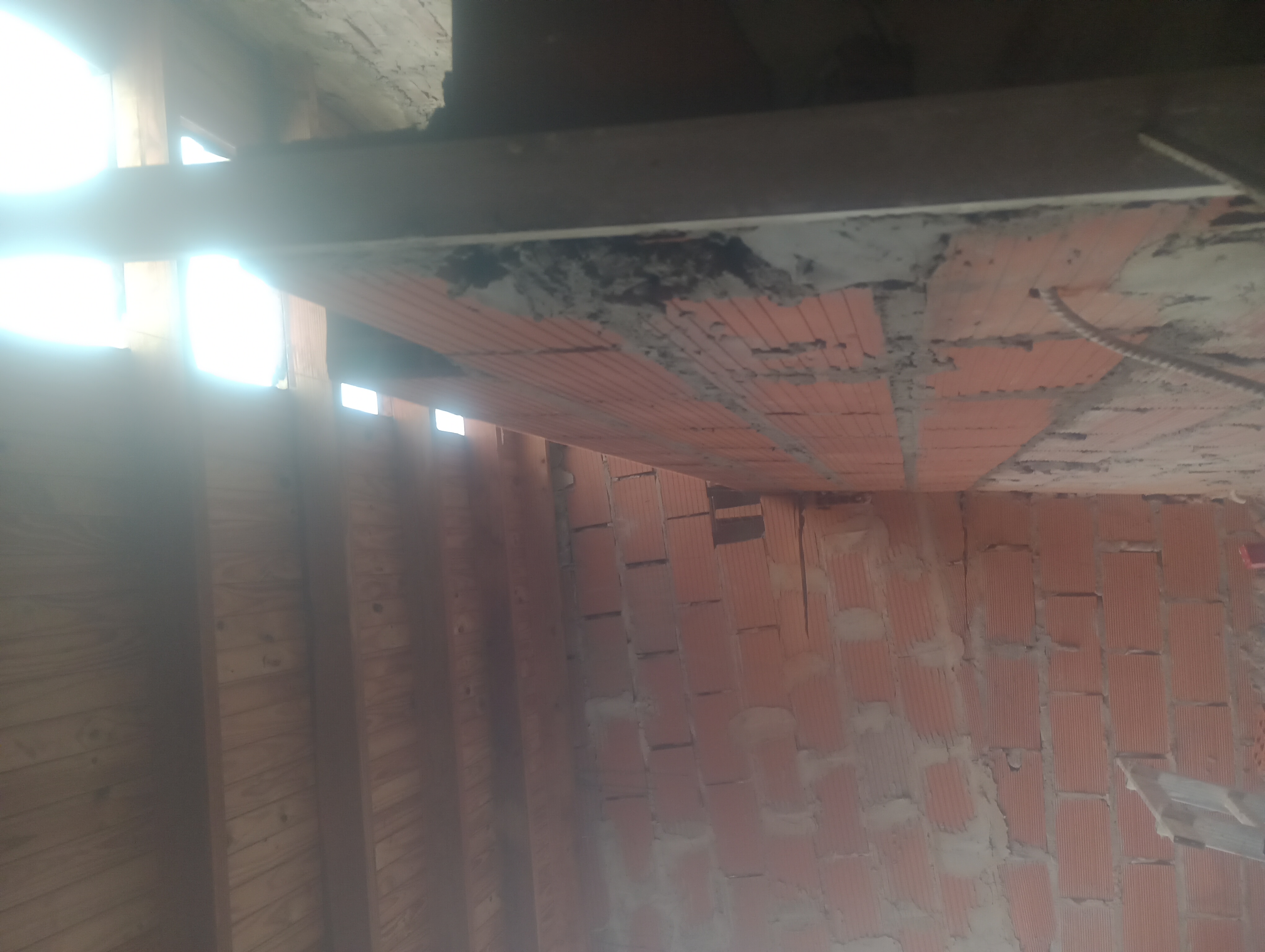 Trabajo de mampostería con ladrillos y construcción de muros